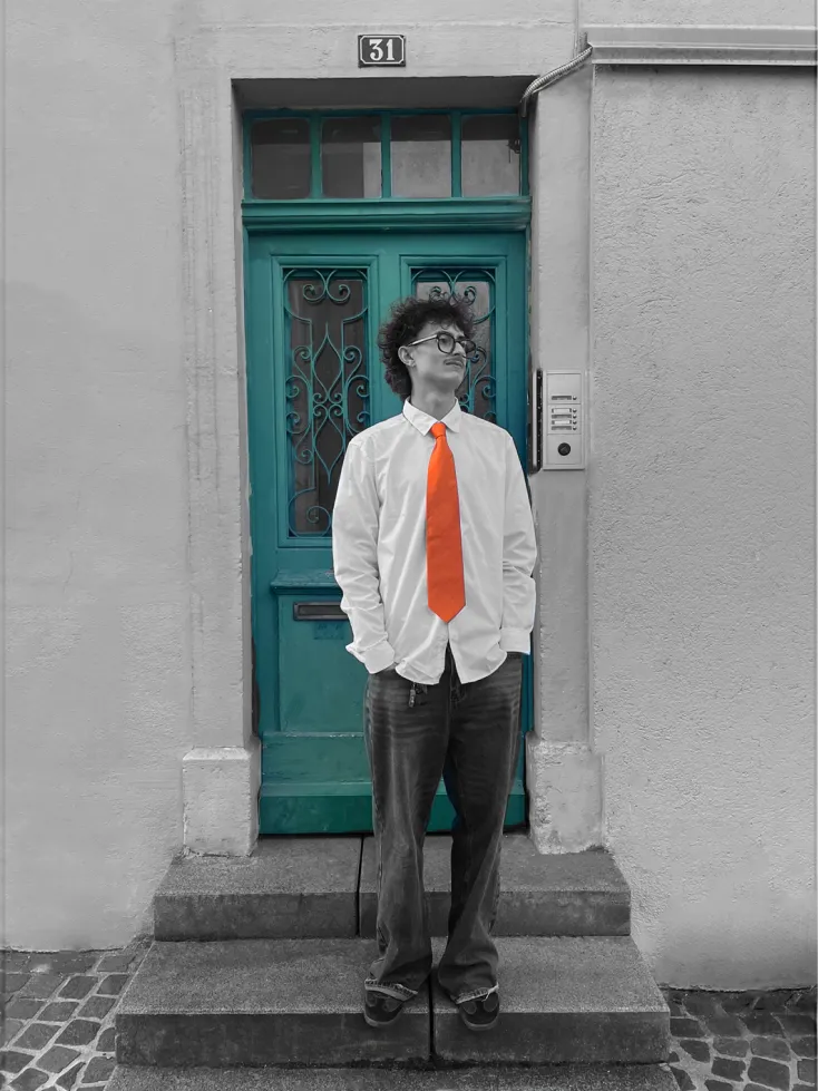 La porte et la cravate